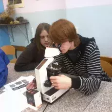 12.03.2012 - mgr Marcelina Zimny i dr Anna Pędziszewska z Katedry Ekologii Roślin prowadzą zajęcia pt. "Znani i mniej znani sprawcy alergii" dla uczniów V LO w Gdyni