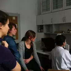 20.03.2012 - dr Dorota Myślińska z Katedry Fizjologii Zwierząt prowadzi zajęcia pt. "Co w głowie piszczy - mózg pod lupą i mikroskopem" dla uczniów Zespołu Szkół Autonomicznych w Sopocie