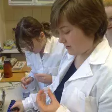 22.03.2012 - mgr Małgorzata Ignatowska z Katedry Cytologii i Embriologii Roślin prowadzi zajęcia pt. "Komórka roślinna w mikroskopie fluorescencyjnym" dla uczniów II LO w Sopocie
