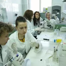 17.04.2012 - dr Wojciech Glac z Katedry Fizjologii Zwierząt prowadzi zajęcia pt. "Co pływa w naszej krwi?" dla uczniów I LO w Nowym Dworze Gdańskim