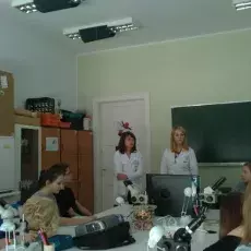 29.05.2012 - mgr Agnieszka Kaczmarczyk i mgr Monika Mioduchowska z Katedry Genetyki prowadzą zajęcia pt. Dzielisz się z nami swoimi owocami -"genetyczna modelka" dla uczniów Liceum Autonomicznego w Sopocie