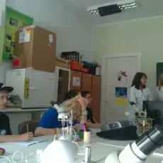 29.05.2012 - mgr Agnieszka Kaczmarczyk i mgr Monika Mioduchowska z Katedry Genetyki prowadzą zajęcia pt. Dzielisz się z nami swoimi owocami -"genetyczna modelka" dla uczniów Liceum Autonomicznego w Sopocie