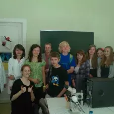 29.05.2012 - mgr Agnieszka Kaczmarczyk i mgr Monika Mioduchowska z Katedry Genetyki prowadzą zajęcia pt. Dzielisz się z nami swoimi owocami -"genetyczna modelka" dla uczniów Liceum Autonomicznego w Sopocie