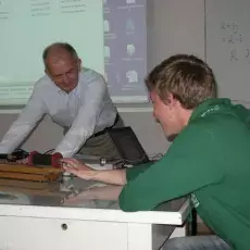 11.06.2012 - mgr inż. Michał Jaskulski z Katedry Fizjologii Zwierząt i Człowieka prowadzi zajęcia pt. "Elektryczność w biologii" dla uczniów IV LO w Gdyni
