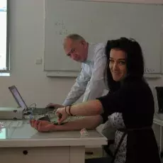 11.06.2012 - mgr inż. Michał Jaskulski z Katedry Fizjologii Zwierząt i Człowieka prowadzi zajęcia pt. "Elektryczność w biologii" dla uczniów IV LO w Gdyni
