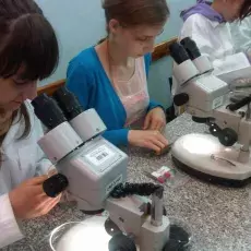 19.06.2012 - dr hab. Monika Badura z Katedry Ekologii Roślin prowadzi zajęcia pt. "Archeobotanika na tropach przeszłości- rośliny w kuchni dawnych gdańszczan" dla uczniów Zespołu Szkół Sportowych i Ogólnokształcących w Gdańsku