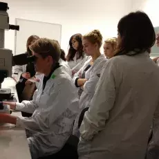 06.11.2012 - dr Joanna Świerczyńska z Katedry Cytologii i Embriologii Roślin prowadzi zajęcia pt. " Komórka roślinna w mikroskopie fluorescencyjnym " dla uczniów II LO w Sopocie. fot. Anna Helmin