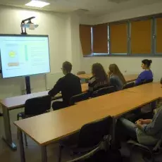 08.11.2012 - dr Grażyna Jerzemowska Katedry Fizjologii Zwierząt i Człowieka prowadzi zajęcia pt. "Preparatyka tkanki nerwowej" dla uczniów Gdańskiego Liceum Autonomicznego fot. Katarzyna Kozłów