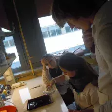08.11.2012 - dr Grażyna Jerzemowska Katedry Fizjologii Zwierząt i Człowieka prowadzi zajęcia pt. "Preparatyka tkanki nerwowej" dla uczniów Gdańskiego Liceum Autonomicznego fot. Katarzyna Kozłów