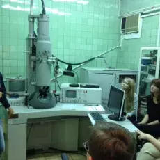 12.11.2012 - pracownicy Laboratorium Mikroskopii Elektronowej prowadzą zajęcia dla uczniów III LO w Gdańsku mgr Dorota Łuszczek - "Mikroświat w makrowymiarze" mgr Malwina Richert - "Świat wirusów, bakterii i komórek ludzkich w mikroskopie elektronowym" fot. Katarzyna Radzikowska
