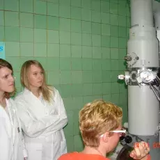 14.11.2012 - dr Magdalena Narajczyk z Laboratorium Mikroskopii Elektronowej prowadzi zajęcia dla uczniów III LO w Gdańsku pt. "Świat wirusów, bakterii i komórek ludzkich w mikroskopie elektronowym" fot. Anna Osieczko