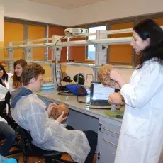 20.11.2012 - dr Dorota Myślińska z Katedry Fizjologii Zwierząt i Człowieka prowadzi zajęcia pt. "Co w głowie piszczy - mózg pod lupą i mikroskopem" dla uczniów IV LO w Gdyni.