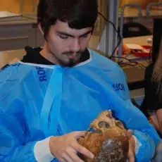 20.11.2012 - dr Dorota Myślińska z Katedry Fizjologii Zwierząt i Człowieka prowadzi zajęcia pt. "Co w głowie piszczy - mózg pod lupą i mikroskopem" dla uczniów IV LO w Gdyni.