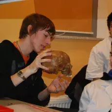 20.11.2012 - dr Dorota Myślińska z Katedry Fizjologii Zwierząt i Człowieka prowadzi zajęcia pt. "Co w głowie piszczy - mózg pod lupą i mikroskopem" dla uczniów IV LO w Gdyni.