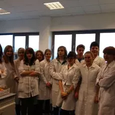 27.11.2012 - mgr Ewa Wons-Karczyńska z Katedry Mikrobiologii prowadzi zajęcia pt. "Barwienie i obserwacja preparatów komórek bakteryjnych" dla uczniów II LO w Sopocie fot. Anna Helmin