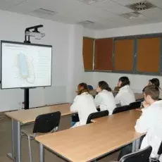 18.12.2012 - mgr Ewa Wons-Karczyńska z Katedry Mikrobiologii prowadzi zajęcia pt. "Barwienie i obserwacja preparatów komórek bakteryjnych" dla uczniów I LO w Nowym Dworze Gdańskim fot. Elżbieta Sokalska-Kozłowska
