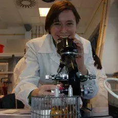 18.12.2012 - mgr Ewa Wons-Karczyńska z Katedry Mikrobiologii prowadzi zajęcia pt. "Barwienie i obserwacja preparatów komórek bakteryjnych" dla uczniów I LO w Nowym Dworze Gdańskim fot. Elżbieta Sokalska-Kozłowska