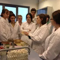 08.01.2013 - dr Iwona Mruk z Katedry Mikrobiologii prowadzi zajęcia pt. "Barwienie i obserwacja preparatów komórek bakteryjnych" dla uczniów II LO w Sopocie fot. Anna Helmin