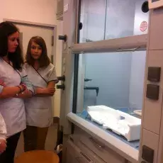 22.01.2013 - mgr Karolina Plucińska z Katedry Fizjologii Zwierząt i Człowieka prowadzi zajęcia pt. "Stymulacja mózgu" dla uczniów Sopockich Szkół Autonomicznych fot. Julia Barwik i Weronika Szoszorowska