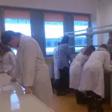 07.02.2013 - dr Joanna Świerczyńska z Katedry Cytologii i Embriologii Roślin prowadzi zajęcia pt. " Komórka roślinna w mikroskopie fluorescencyjnym " dla uczniów I ALO w Gdyni fot. Jan Moszczyński