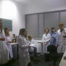 07.02.2013 - dr Joanna Świerczyńska z Katedry Cytologii i Embriologii Roślin prowadzi zajęcia pt. " Komórka roślinna w mikroskopie fluorescencyjnym " dla uczniów I ALO w Gdyni fot. Jan Moszczyński