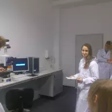 07.02.2013 - dr Joanna Świerczyńska z Katedry Cytologii i Embriologii Roślin prowadzi zajęcia pt. " Komórka roślinna w mikroskopie fluorescencyjnym " dla uczniów I ALO w Gdyni fot. Jan Moszczyński