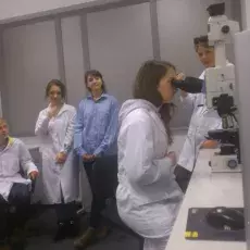 07.02.2013 - dr Joanna Świerczyńska z Katedry Cytologii i Embriologii Roślin prowadzi zajęcia pt. " Komórka roślinna w mikroskopie fluorescencyjnym " dla uczniów I ALO w Gdyni fot. Jan Moszczyński