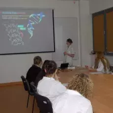 25.02.2013 - mgr Lidia Sworobowicz z Katedry Genetyki prowadzi zajęcia pt. "Bliskie spotkania z cząsteczką życia - izolacja DNA" dla uczniów X LO w Gdyni fot. Patrycja Wojtkowiak-Skóra