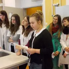 25.02.2013 - mgr Lidia Sworobowicz z Katedry Genetyki prowadzi zajęcia pt. "Bliskie spotkania z cząsteczką życia - izolacja DNA" dla uczniów X LO w Gdyni fot. Patrycja Wojtkowiak-Skóra