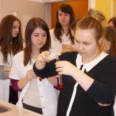 25.02.2013 - mgr Lidia Sworobowicz z Katedry Genetyki prowadzi zajęcia pt. "Bliskie spotkania z cząsteczką życia - izolacja DNA" dla uczniów X LO w Gdyni fot. Patrycja Wojtkowiak-Skóra