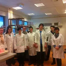 19.03.2013 - dr Anna Aksmann oraz dr Agnieszka Baścik-Remisiewicz z Katedry Fizjologii i Biotechnologii Roślin prowadzą zajęcia pt. "Hydrozagadka, czyli co się dzieje z wodą w roślinie" dla uczniów Sopockich Szkół Autonomicznych fot. Julia Barwik