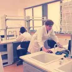 16.04.2013 - dr Joanna Świerczyńska z Katedry Cytologii i Embriologii Roślin prowadzi zajęcia pt. "Komórka roślinna w mikroskopie fluorescencyjnym" dla uczniów Ogólnokształcącego Liceum Jezuitów w Gdyni fot. Maria Markowska
