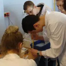18.04.2013 - mgr Monika Maciąg-Dorszyńska z Katedry Biologii Molekularnej prowadzi zajęcia pt. "Molekularna lupa czyli analiza genetyczna bakterii" dla uczniów III LO w Sopocie fot. Dorota Kasprzak