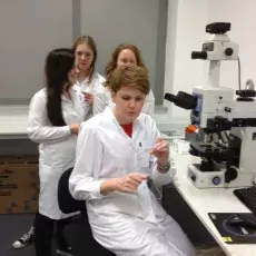 17.05.2013 - dr Joanna Świerczyńska z Katedry Cytologii i Embriologii Roślin prowadzi zajęcia pt. " Komórka roślinna w mikroskopie fluorescencyjnym " dla uczniów III LO w Gdańsku fot. Katarzyna Radzikowska