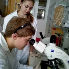 10.06.2013 - pracownicy Wydziału Biologii prowadzą zajęcia dla uczniów VI LO w Gdyni mgr Ewa Wons-Karczyńska (Katedra Mikrobiologii) - "Barwienie i obserwacja preparatów komórek bakteryjnych" mgr Beata Grembecka (Katedra Fizjologii Zwierząt i Człowieka) - "Zobaczyć komórkę nerwową, czyli w jaki sposób barwi się tkankę mózgową" dr Joanna Świerczyńska (Katedra Cytologii i Embriologii Roślin) - "Komórka roślinna w mikroskopie fluorescencyjnym" fot. Zuzanna Harmacińska