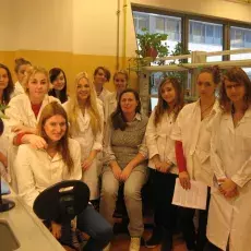 18.10.2013 - dr Anna Aksmann oraz dr Agnieszka Baścik-Remisiewicz z Katedry Fizjologii i Biotechnologii Roślin prowadzą zajęcia pt. "Hydrozagadka, czyli co się dzieje z wodą w roślinie" dla uczniów IV LO w Gdyni fot. Małgorzata Turyn 