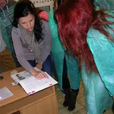 05.11.2013 - pracownicy Laboratorium Mikroskopii Elektronowej prowadzą zajęcia dla uczniów V LO w Gdyni mgr Dorota Łuszczek - "Mikroświat w makrowymiarze" mgr Malwina Richert - "Świat wirusów, bakterii i komórek ludzkich w mikroskopie elektronowym" fot. Izabela Niezgoda