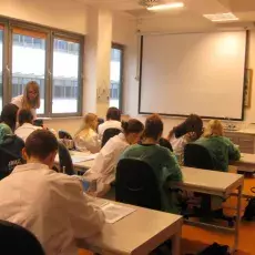 22.11.2013 - mgr Agnieszka Kaczmarczyk i mgr Monika Mioduchowska z Katedry Genetyki prowadzą zajęcia pt. Dzielisz się z nami swoimi owocami - "genetyczna modelka" dla uczniów Akademickiego Liceum Ogólnokształcącego "Lingwista" w Gdańsku fot. Monika Kulesza