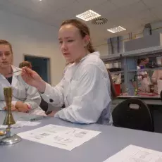 10.12.2013 - dr Beata Furmanek-Blaszk z Katedry Mikrobiologii prowadzi zajęcia pt. "Barwienie i obserwacja preparatów komórek bakteryjnych" dla uczniów I LO w Kartuzach fot. Izabela Bystron