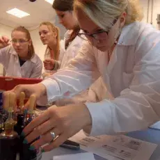 10.12.2013 - dr Beata Furmanek-Blaszk z Katedry Mikrobiologii prowadzi zajęcia pt. "Barwienie i obserwacja preparatów komórek bakteryjnych" dla uczniów I LO w Kartuzach fot. Izabela Bystron