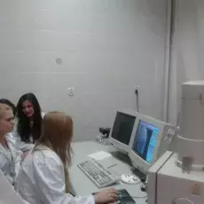 06.03.2014 - mgr Dorota Łuszczek z Laboratorium Mikroskopii Elektronowej prowadzi zajęcia pt. "Mikroświat w makrowymiarze" dla uczniów Akademickiego Liceum Ogólnokształcącego "Lingwista" w Gdańsku fot. Monika Kulesza 