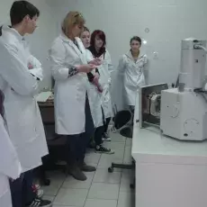 mgr Jolanta Romaniuk z Katedry Cytologii i Embriologii Roślin prowadzi zajęcia pt. &nbsp;&quot;Mikroświat w makrowymiarze&quot; dla uczniów Gdańskiego Liceum Ogólnokształcącego fot. Hanna Bultrowicz