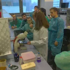 Uczniowie XII LO w&#160;Gdańsku na warsztatach "Barwienie i&#160;obserwacja preparatów komórek bakteryjnych" <br /> fot. Beata B