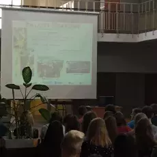 Wykład dr Elżbiety Zielińskiej pt. "Chemiczna broń roślin" w&#160;X LO w&#160;Gdyni   fot. Magdalena Ankiewicz-Kopicka
