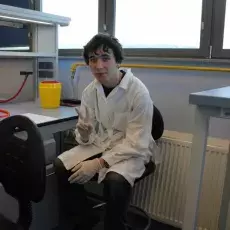 dr Monika Maciąg-Dorszyńska z Katedry Biologii Molekularnej prowadzi zajęcia pt. "Molekularna lupa czyli analiza genetyczna bakterii" dla uczniów III LO w Gdańsku  fot. Susanna Michałek