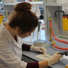 dr Monika Maciąg-Dorszyńska z Katedry Biologii Molekularnej prowadzi zajęcia pt. "Molekularna lupa czyli analiza genetyczna bakterii" dla uczniów III LO w Gdańsku  fot. Susanna Michałek
