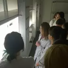 dr Joanna Rojek z Katedry Cytologii i Embriologii Roślin prowadzi zajęcia pt. "Embriologia eksperymentalna - co można badać i tworzyć w kulturach in vitro organów płciowych roślin" dla uczniów Zespołu Szkół Sportowych i Ogólnokształcących w Gdańsku