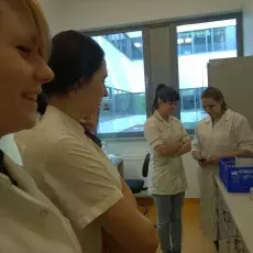 dr Joanna Rojek z Katedry Cytologii i Embriologii Roślin prowadzi zajęcia pt. "Embriologia eksperymentalna - co można badać i tworzyć w kulturach in vitro organów płciowych roślin" dla uczniów Zespołu Szkół Sportowych i Ogólnokształcących w Gdańsku