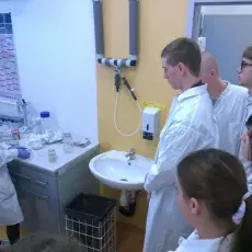 dr Joanna Rojek z Katedry Cytologii i Embriologii Roślin prowadzi zajęcia pt. "Embriologia eksperymentalna - co można badać i tworzyć w kulturach in vitro organów płciowych roślin" dla uczniów Zespołu Szkół Sportowych i Ogólnokształcących w Gdańsku