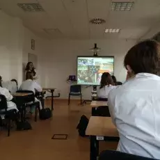 mgr Karolina Plucińska z Katedry Fizjologii Zwierząt i Człowieka prowadzi zajęcia pt. "Stymulacja mózgu" dla uczniów II LO w Sop